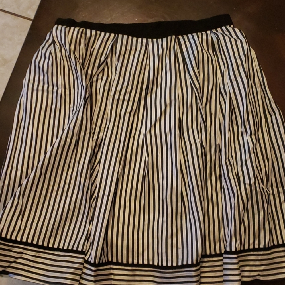 Skirt on knee, striped full body